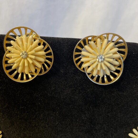 Cream Flowers Rhinestone Center Gold Tone Backing 15 In Necklace and Earrings - Picture 7 of 10